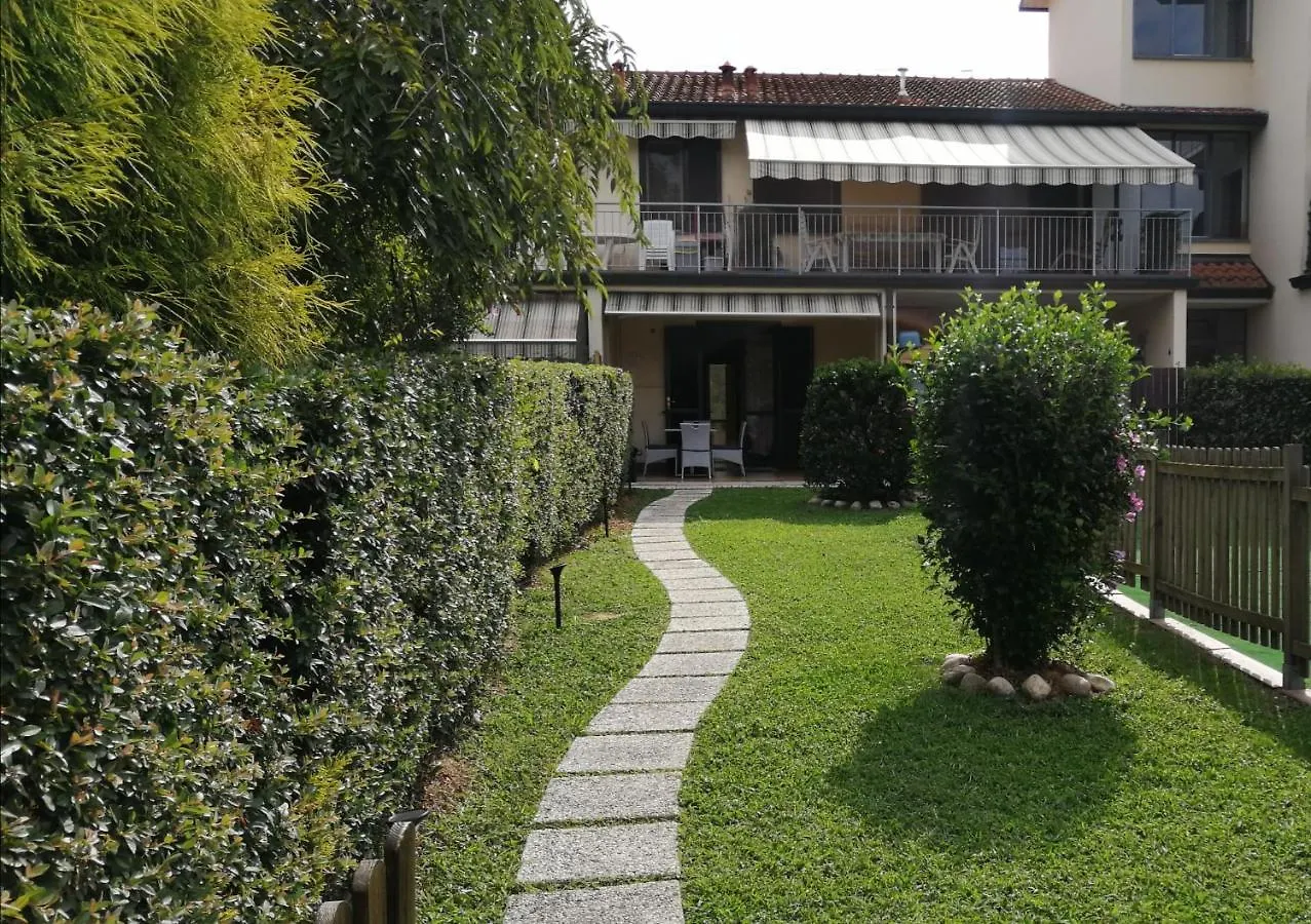 La Maison De Lidia Angera 0*,  Italien